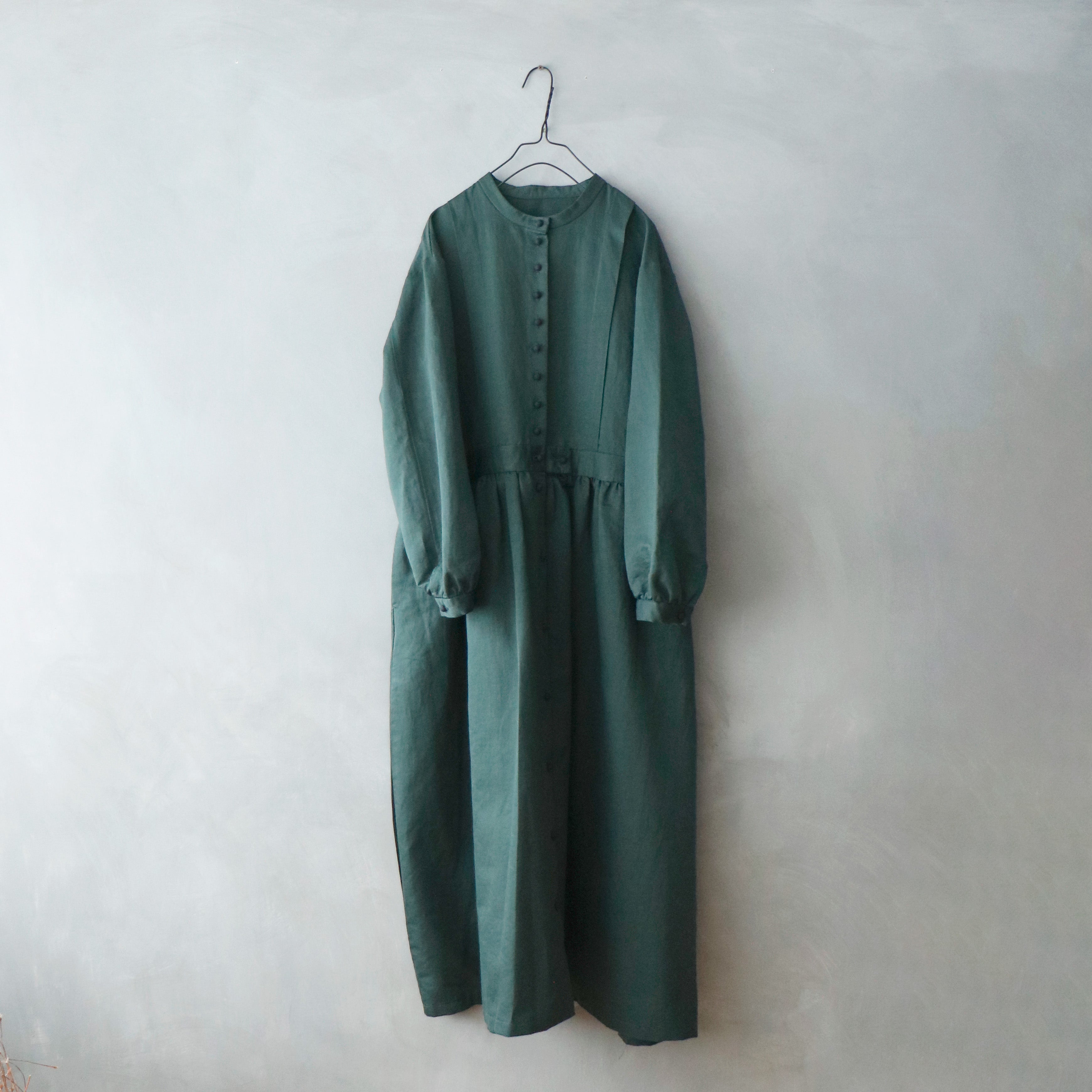 MAGALI 天日干しリネンタックギャザーワンピース　アンバー MAGALI 天日干しリネンタックギャザーワンピース アンバー