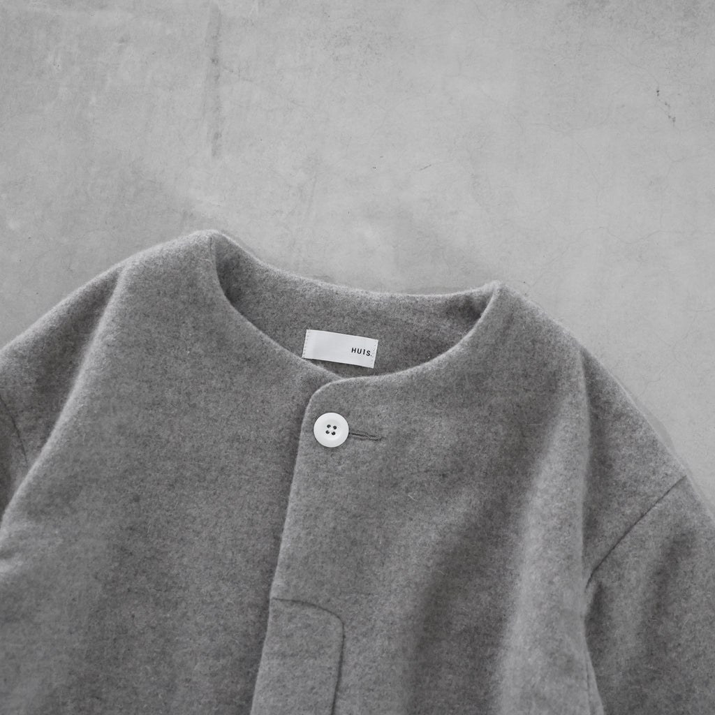【HUIS】“HUIS×尾州”縮絨ウールフランネルノーカラーショートコート（ライトグレー）【ユニセックス】【312-KS01-04LGY】