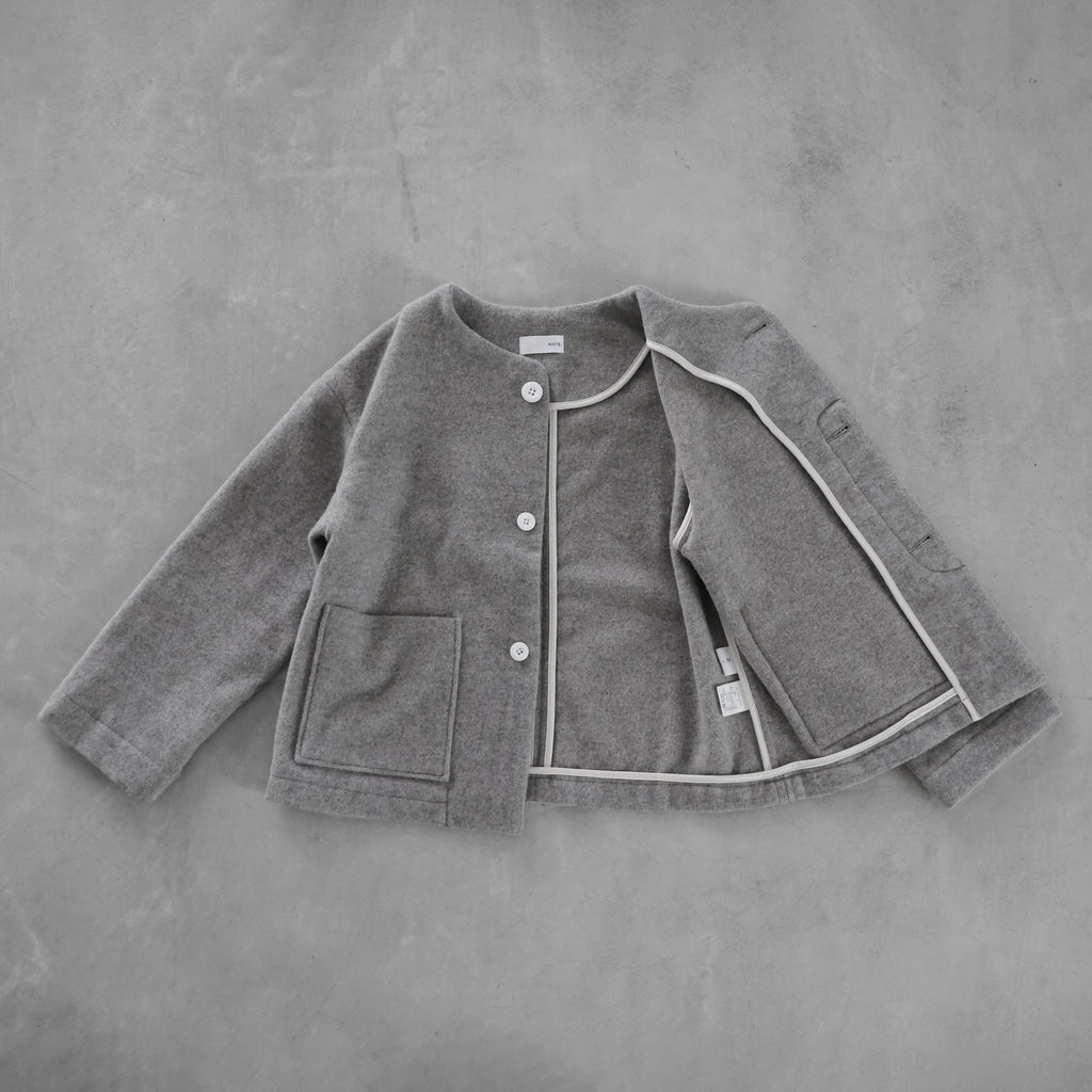 【HUIS】“HUIS×尾州”縮絨ウールフランネルノーカラーショートコート（ライトグレー）【ユニセックス】【312-KS01-04LGY】