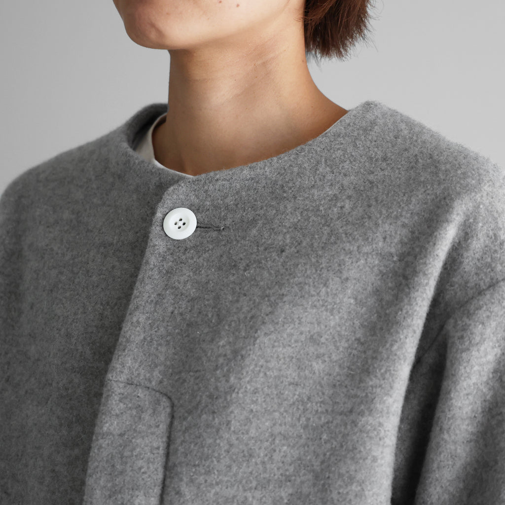 【HUIS】“HUIS×尾州”縮絨ウールフランネルノーカラーショートコート（ライトグレー）【ユニセックス】【312-KS01-04LGY】