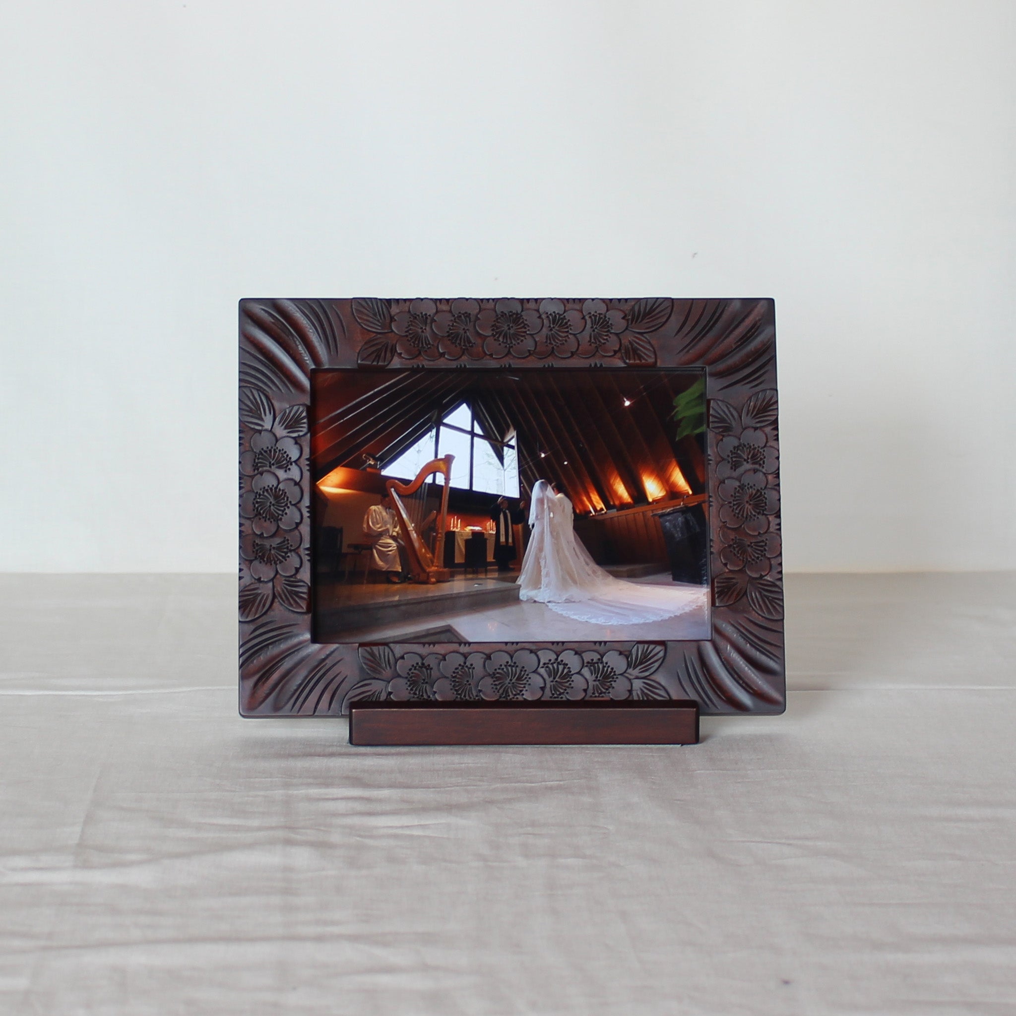 cr　10060100 オプションお写真2枚目掲載 軽井沢彫）写真立て 2Lサイズ 総彫 | 大坂屋家具店