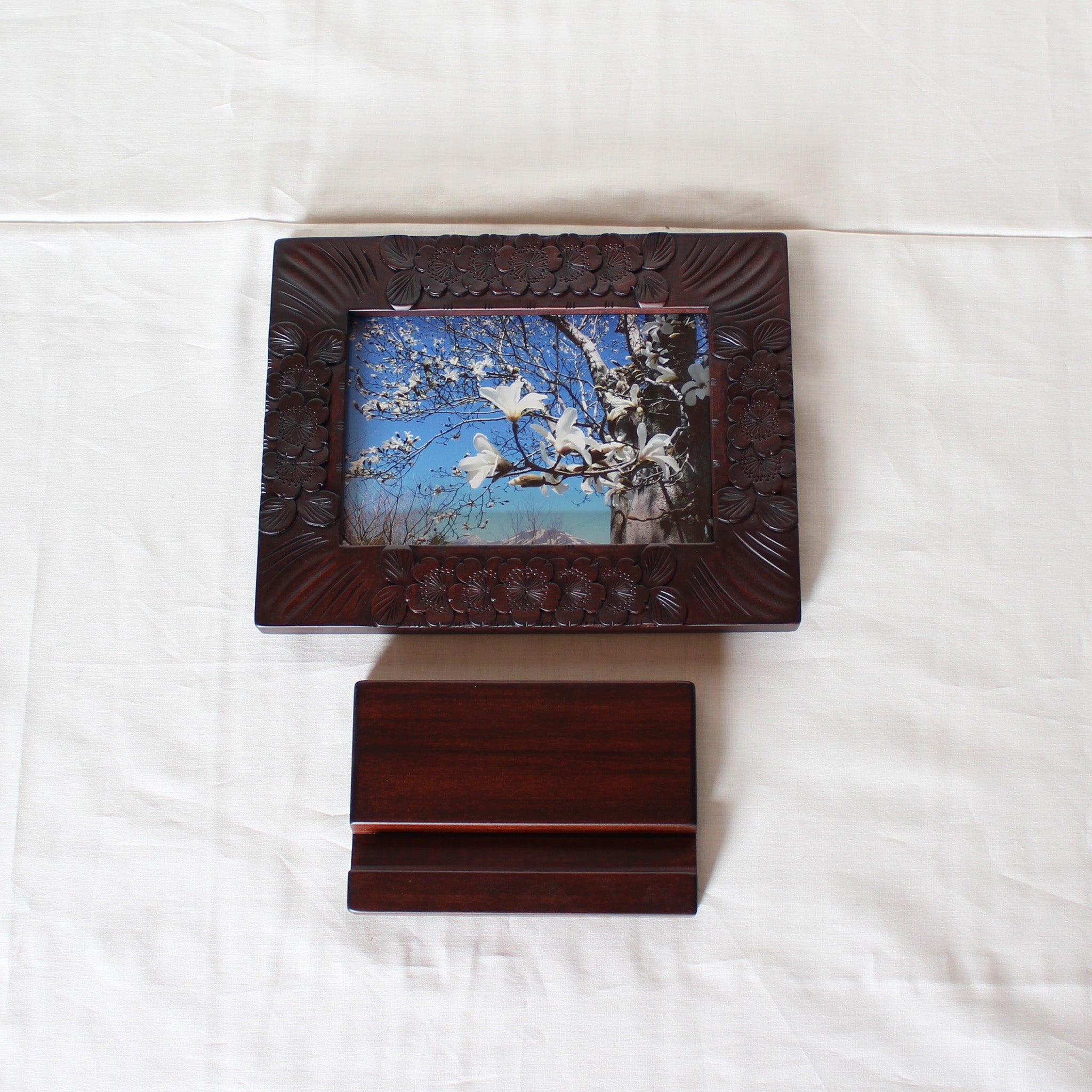 軽井沢彫フレームとスタンド：本体の寸法23cm x 18cm スタンド15cm x 10.5cm　入れられる写真の大きさ12cm x 16.5cm 軽井沢彫写真立て Ｌサイズ ポイント彫 彩色 | 大坂屋家具店