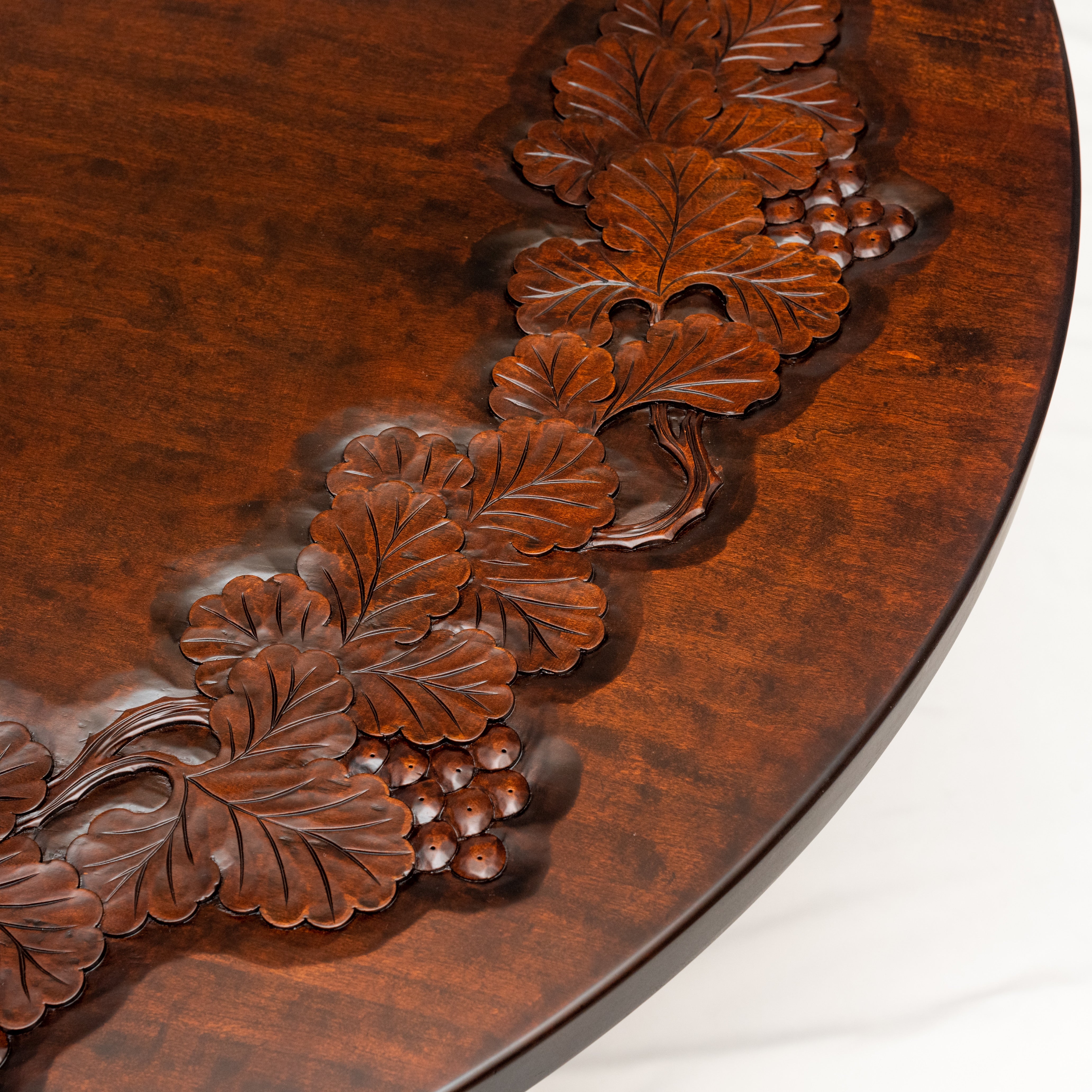 【お値下げ】彫刻入り脚＆木象嵌模様の高級木製丸テーブル お値下げ】彫刻入り脚＆木象嵌模様の高級木製丸テーブル